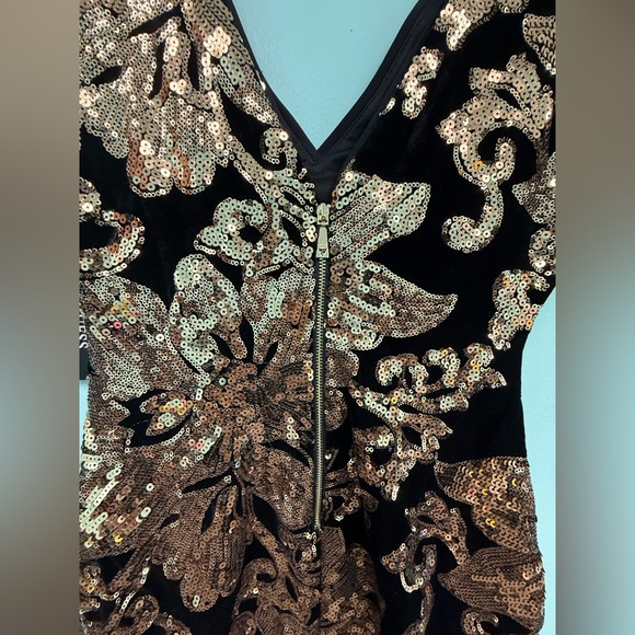Guess velvet sequin dress in black/gold size 0 - Picture 10 of 11
